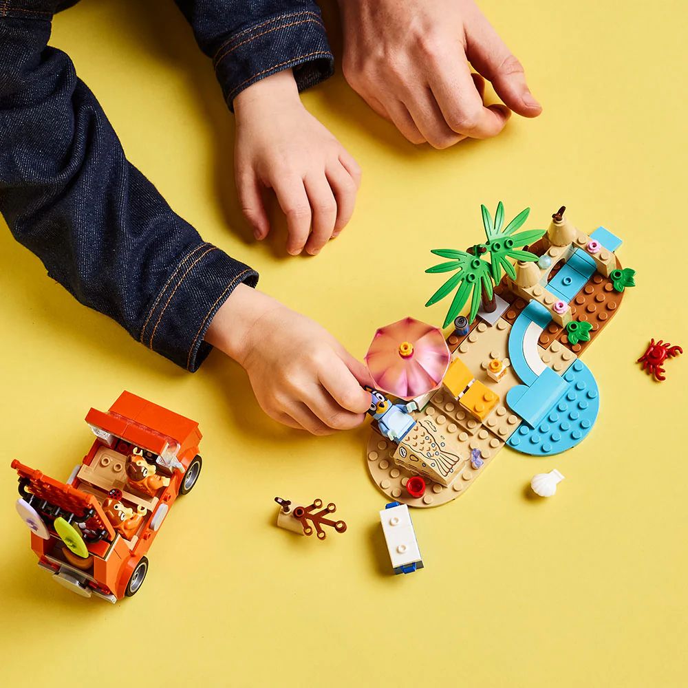 LEGO Bluey - Bluey's Beach & Family Car Trip