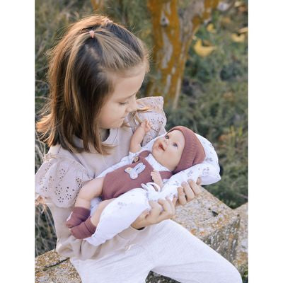 Muñeca Elegance 35cm Gadi Granate con Cojín
