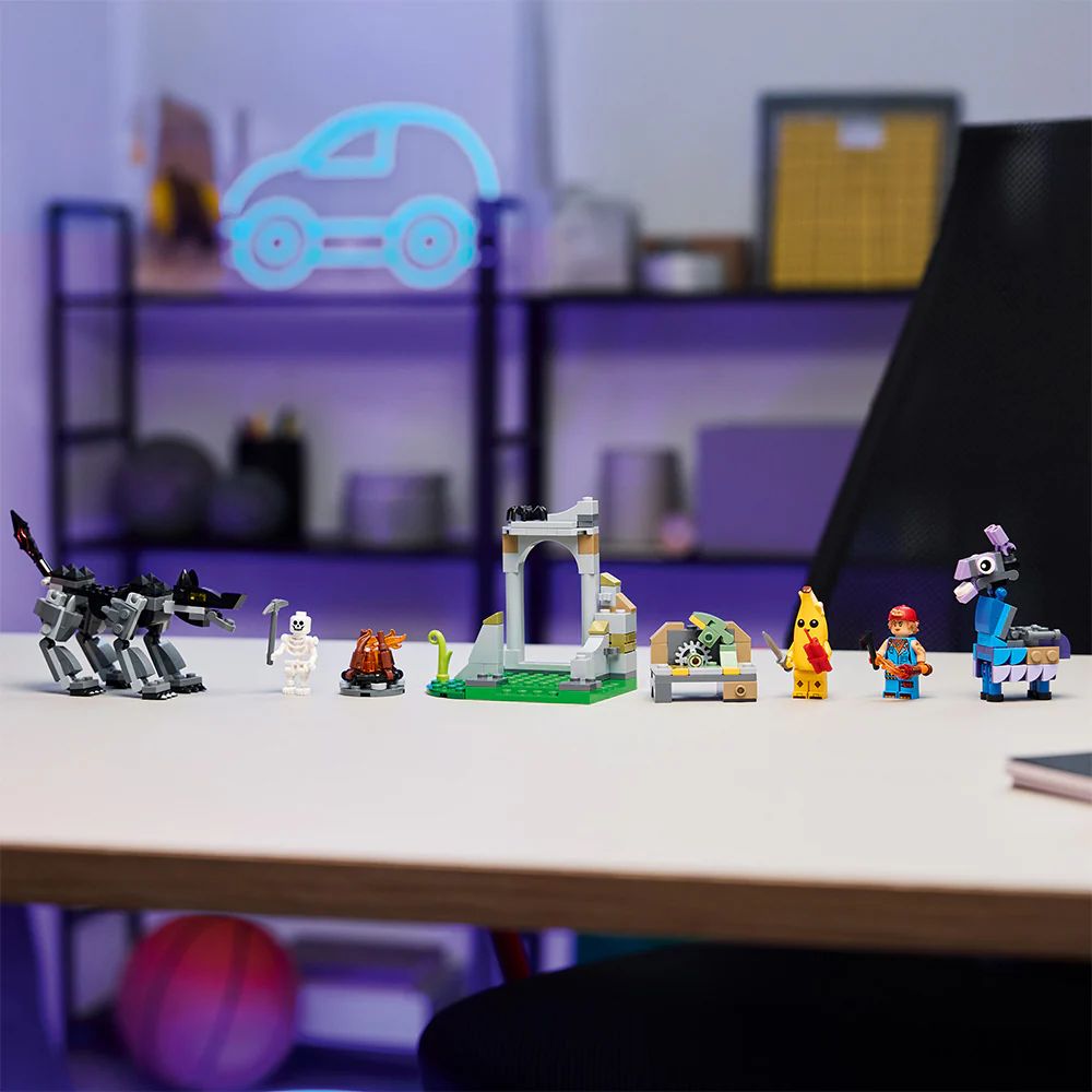 LEGO Fortnite - Peely & Sparkplug's Camp